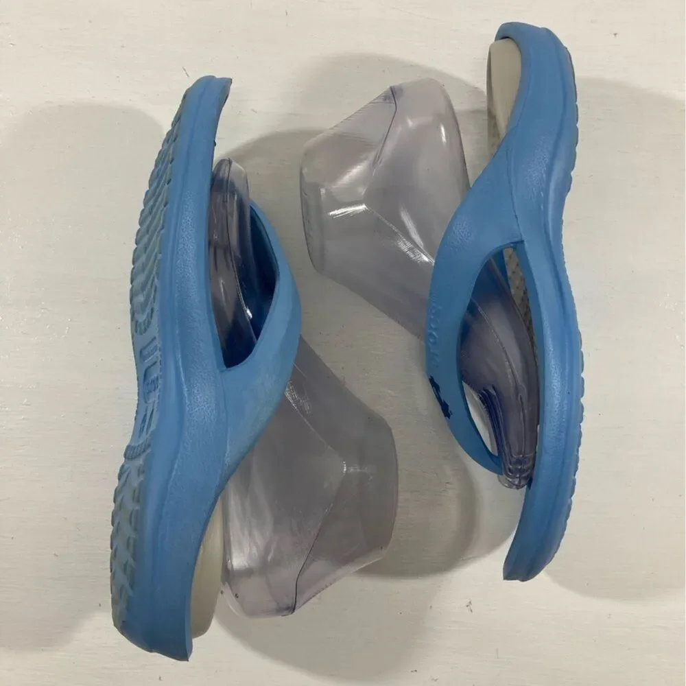 UNC Crocs Thong Sandals Unisex M6 W8 Blue Gray Flip Flop Like New